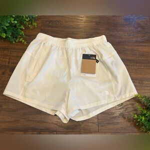 NWT WOMENS The North Face Wander Shorts 2.0 - white dune - small